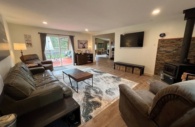 Bear’s Den hideaway with hot tub