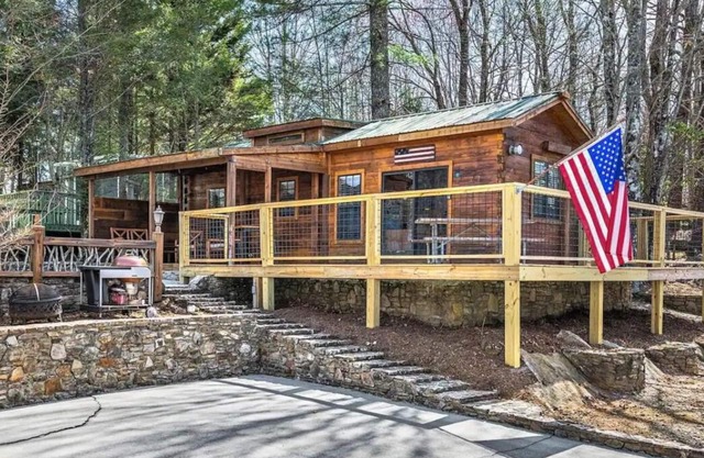 Bears Folly Cabin is nestled in Lake Toxaway NC. Gated Community!