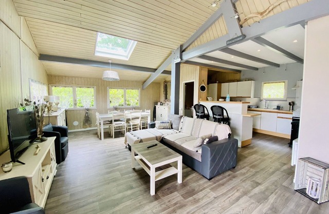 Beau Chalet atypique dans secteur calme du bourg (013)