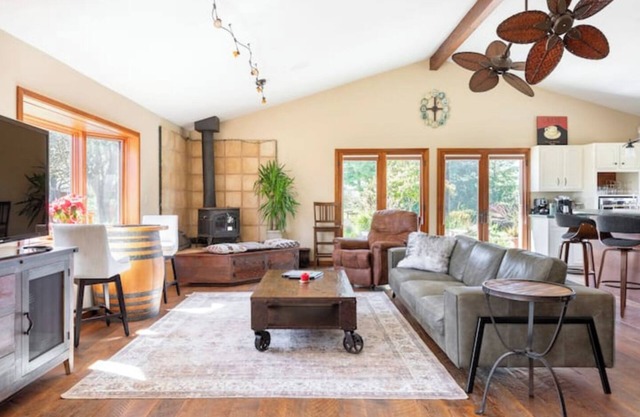 Beaufiul Sonoma house on large property in vineyards with lots of amenities!