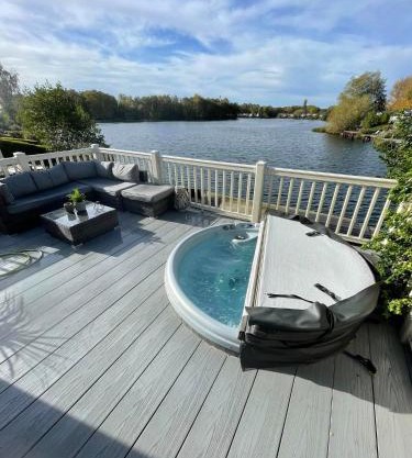 Beaumont on fishing lake with Hot Tub