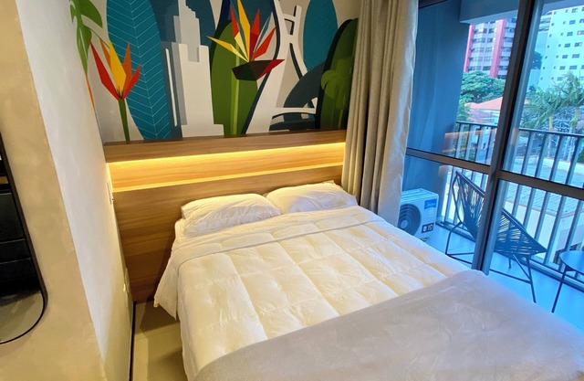 Beautiful cozy studio next to the metro and shopping center automated with Alexa