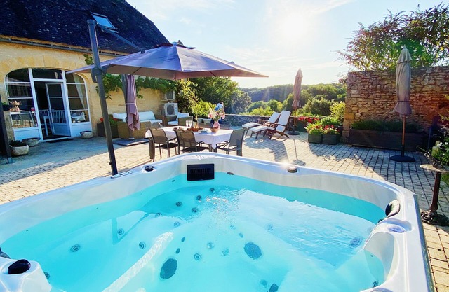 Beautiful 3 bedroom Cottage for 5 with Spa near Sarlat la Canéda, Dordogne
