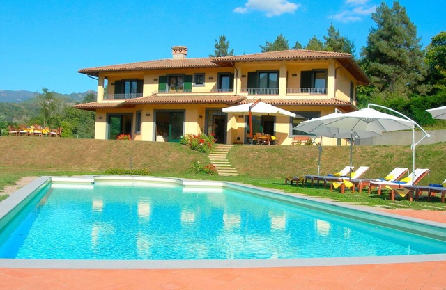 Beautiful private villa with hot tub, WIFI, private pool, TV, patio, panoramic view and parking
