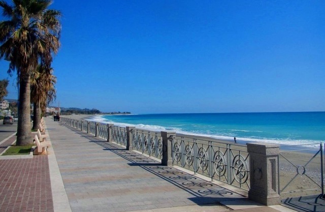 Beautiful NEW apartment with pool close to the village, sea only 5 minutes away,