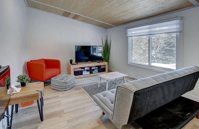 Beautifully fully renovated 3 bedroom lake front cottage