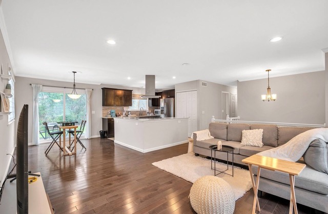 Beautiful cheerful luxurious 3 bedroom house one mile from lake