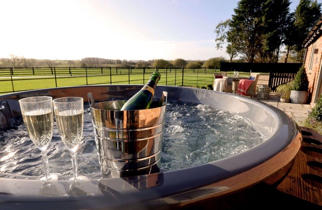 Beautiful villa for 2 people with pool, WIFI, hot tub, TV, terrace and pets allowed