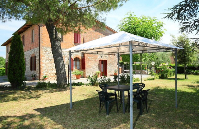 Beautiful apartment in villa for 3 people with WIFI, A/C, TV, patio, pets allowed and parking