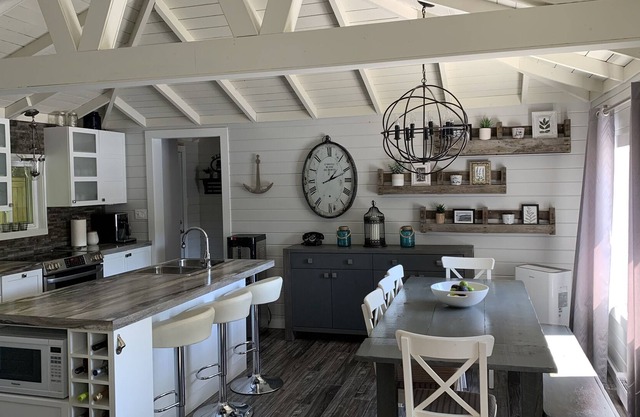Beautiful waterfront cottage with many amenities in Grenville-sur-la-Rouge, QC