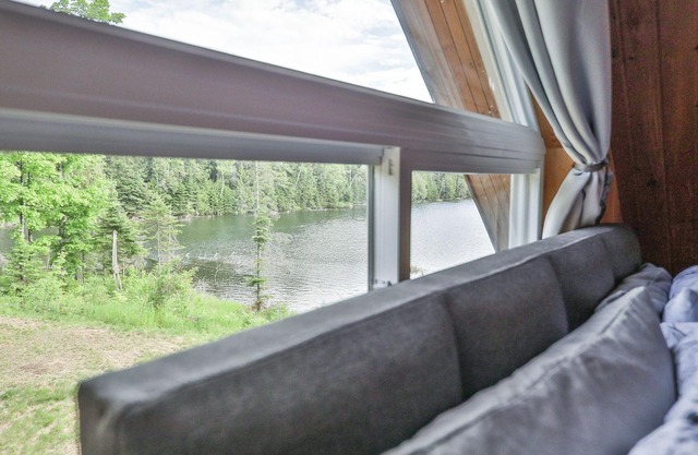 Beautiful log chalet w/a max capacity of 12 guests located 1hr from Mtl and Ott