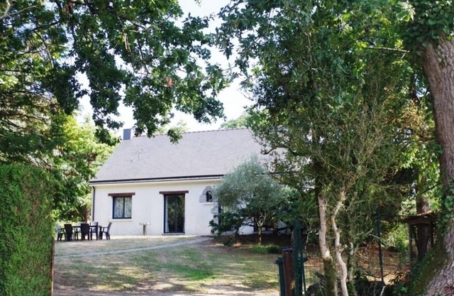 Beautiful house with garden, 3 bedrooms with bathroom, sleeps 6 to 8, near Nantes
