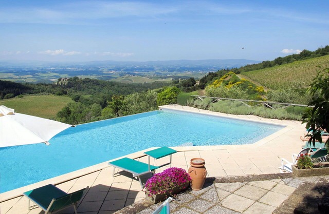 Beautiful apartment in villa with WIFI, pool, TV, patio, pets allowed, panoramic view and parking