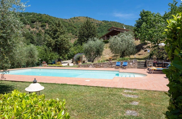 Beautiful private villa for 6 people with WIFI, private pool, TV, terrace, pets allowed and park.