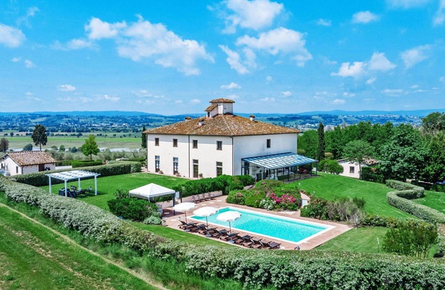 Beautiful private villa for 18 guests with A/C, private pool, hot tub, WIFI, TV, patio and parking