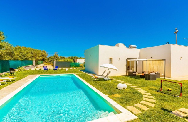 Beautiful private villa with A/C, WIFI, pool, TV, veranda, pets allowed and parking, close to Os.