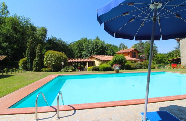 Beautiful apartment for 6 guests with WIFI, pool, TV, pets allowed and parking