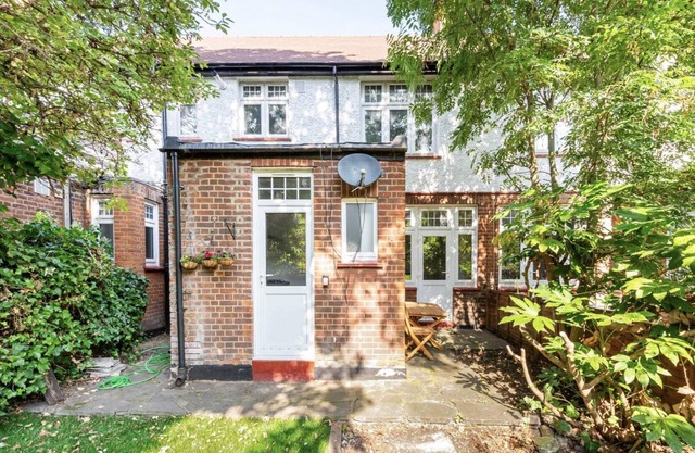 Beautiful 1-bed Apartment With Garden in London