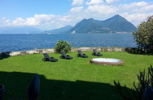 Beautiful 1 bedroom apartment with lakefront and lake access