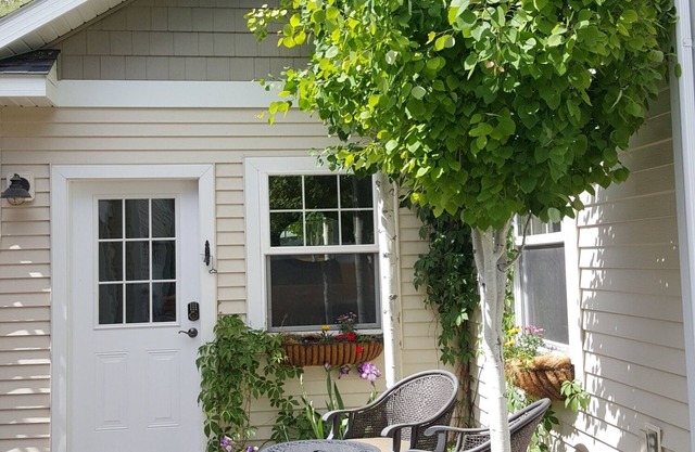 Beautiful 1 Bedroom Guest House (pet-free)