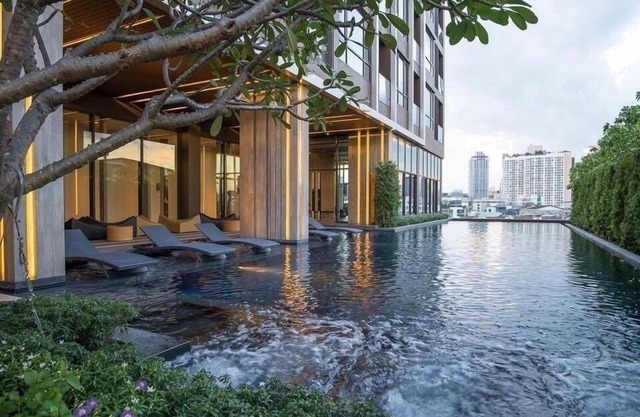 Beautiful 1 Bedroom Luxury Apartment .