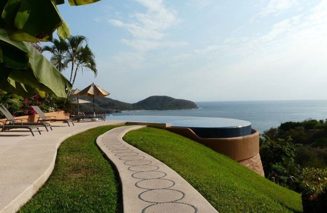 Beautiful 1 bedroom Condo above La Ropa Beach