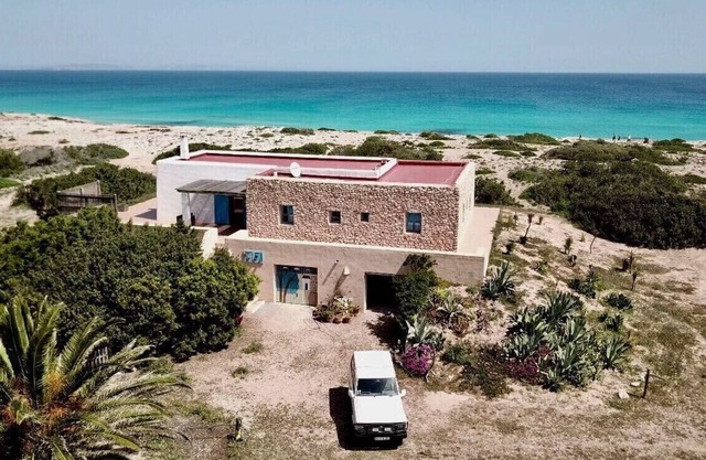 BEAUTIFUL 10/6 PERSON PROPERTY WITH LARGE SWIMMING POOL. DIRECT ACCESS TO THE SEA.