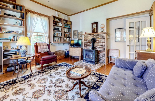 Beautiful 1800's colonial with lake access, WiFi and historical charm