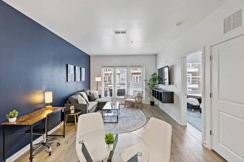 Beautiful 1BD - 5Min DT, Gym, Parking, W-D - Sleeps 6