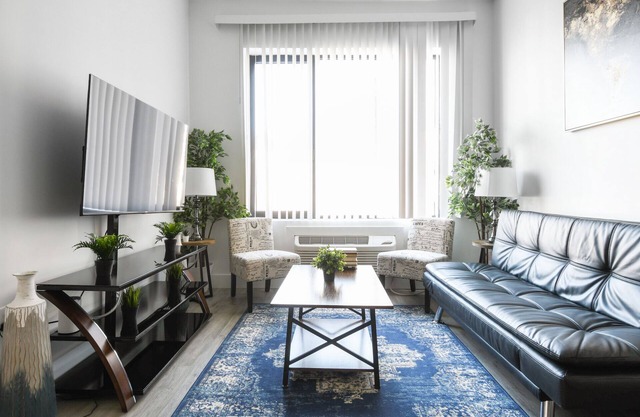 Beautiful 1BR Close to Airport 7677
