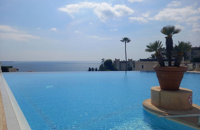 Beautiful 2/3-room apartment, terrace, pool, view of boats and islands.