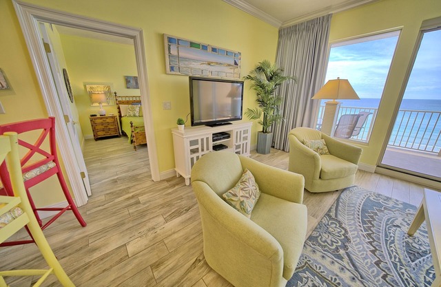 BEAUTIFUL 2 BD [DBL KING]/2 BA BEACH FRONT CONDO! FREE BEACH SERVICE, WIFI!