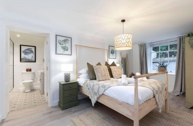 Beautiful 2-Bed 2 Bath Regency Flat with Parking