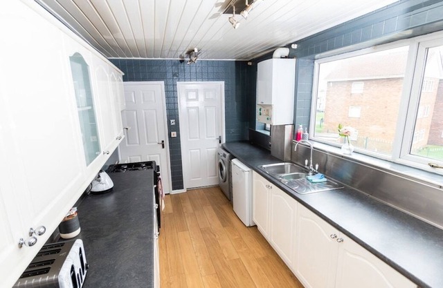 Beautiful 2 bed upper flat ideal for contractors