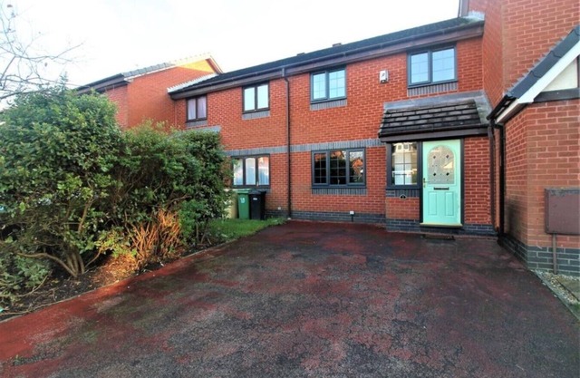 Beautiful 2-Bed House in Bolton with free parking