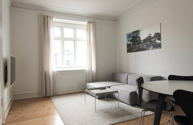 Beautiful 2-bed in Frederiksberg C W/Balcony - 189
