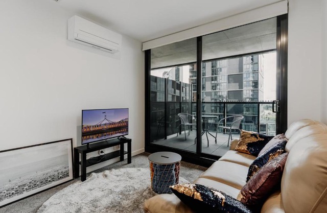 Beautiful 2-Bed Near Shops with Lakeside Views