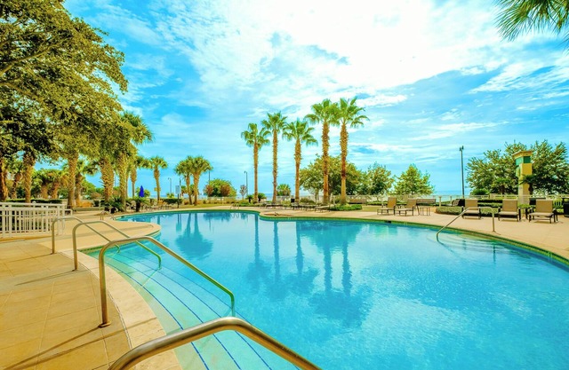 Beautiful 2 Bedroom /2 Bathroom Condo w/Bonus Overlooking the Gulf LT2-403