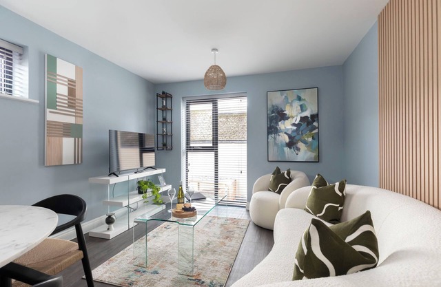 Beautiful 2 Bedroom Apartment With Parking in The Docks