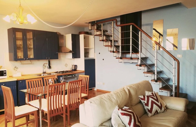 Beautiful 2 bedroom apartment with lakefront and lake access