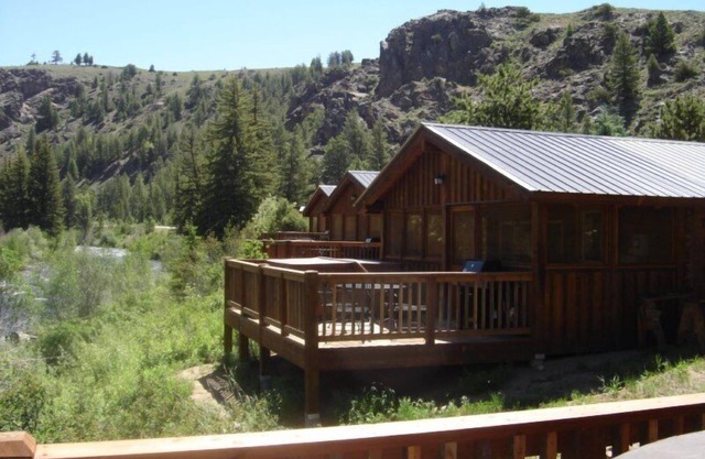 Beautiful 2 Bedroom Cabin on Taylor River with Private Hot Tub