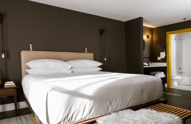 Beautiful 2 Bedroom Suite: Downtown Nashville w/Full Kitchen & Living Room