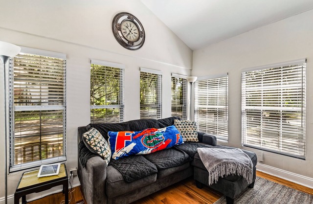 Beautiful 2 bedroom 2 bath apartment close to UF