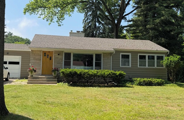 Beautiful 2-bedroom house with WiFi and AC in Trail Creek. Large lawn backyard.