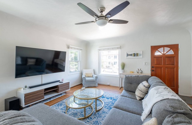 Beautiful 2 bedroom with Views & Best Location in Central San Diego