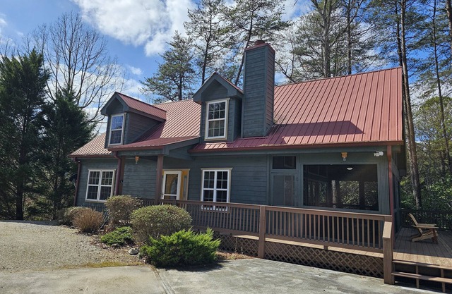 Beautiful 2 BR, Mtn Views, Hot tub, Screened Porch, Fiber Optic Internet
