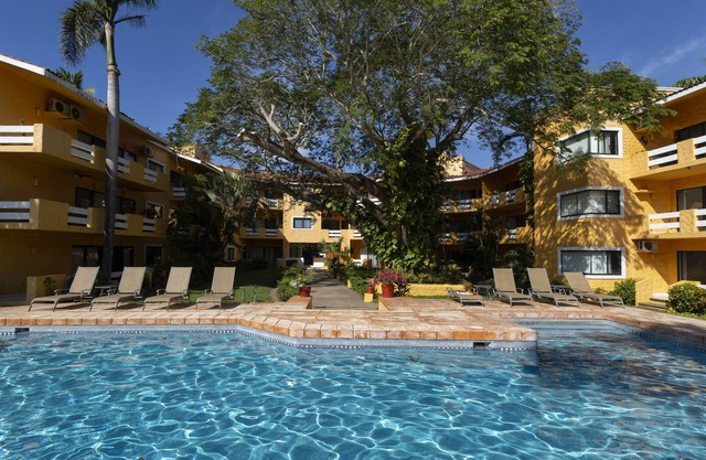 Beautiful 2 BR condo, pool, tenis court on Palma Real golf course