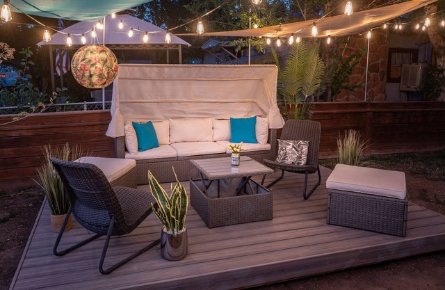 Beautiful 2B garden level w/private outdoor deck