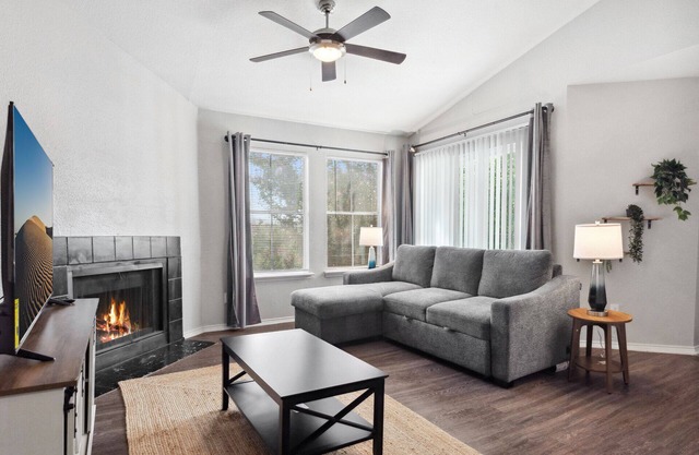 Beautiful 2BD/2BA in University Hills 8653