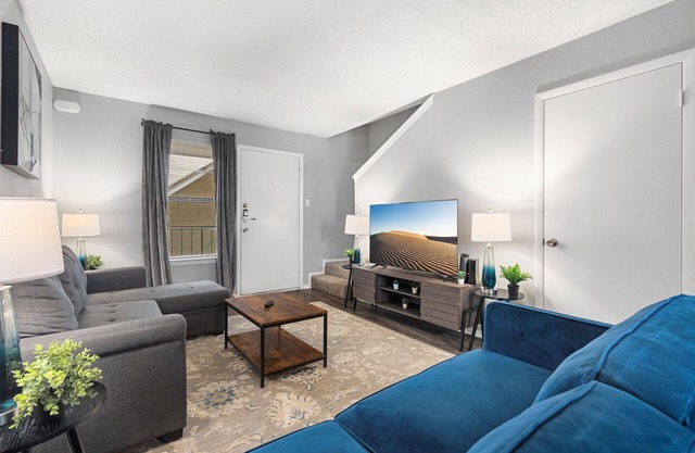 Beautiful 2BR/1BA 5 Mins to UT 6847